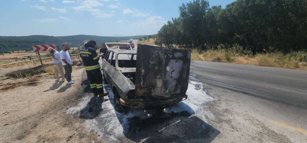 Muğla'da Otomobil Alevlere Teslim Oldu 4